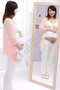 新的个人轻松保护自信孕妇照镜子背景