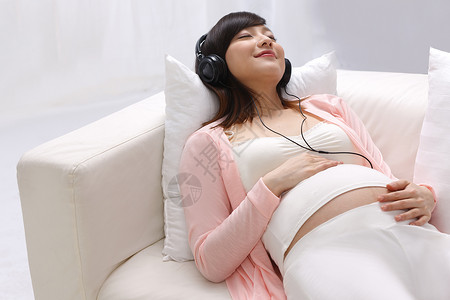 躺着听音乐孕妇躺在沙发上听音乐背景