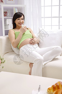 美丽孕妈侧面简单侧面视角彩色图片孕妇喝牛奶背景