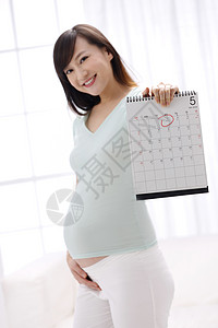 新个税符号休闲爱简单孕妇拿着日历牌背景