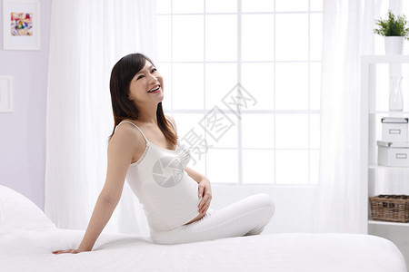 新生活人渴望孕妇坐在床上图片