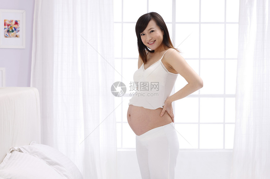 关爱仅女人住宅房间幸福的孕妇图片