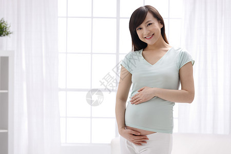 仅成年人微笑的女人幸福的孕妇图片