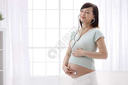孕妇戴听诊器图片