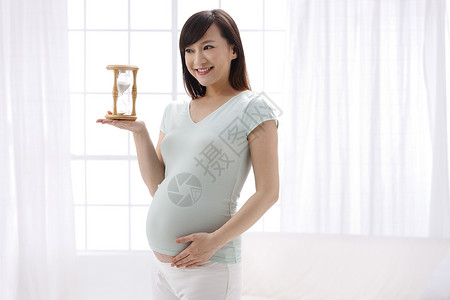 轻松孕妇装孕妇拿着沙漏图片