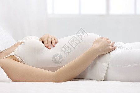 中间母亲孕妇躺着床上背景
