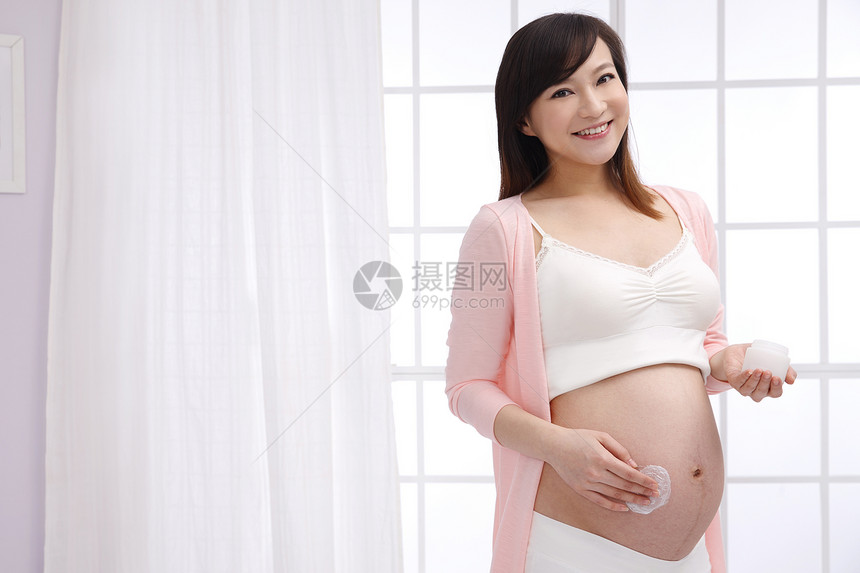 孕妇涂抹按摩膏图片