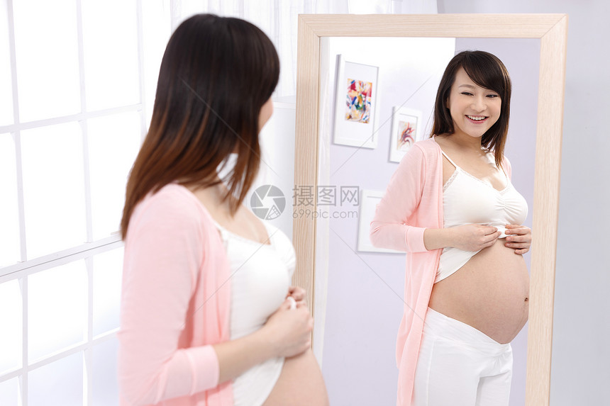 大半身轻松母亲孕妇照镜子图片