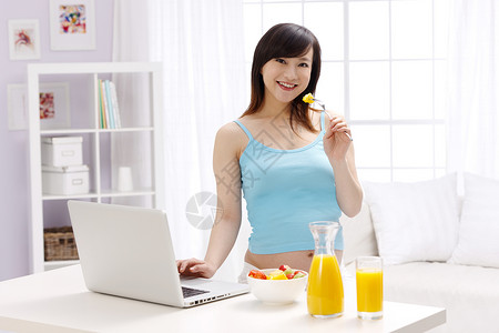橙子味棒棒糖健康孕妇使用笔记本电脑背景