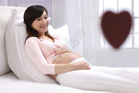 美丽孕妈侧面东方人侧面视角孕妇躺在床上背景