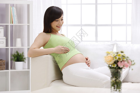 身体保养时尚享乐孕妇坐在沙发上图片