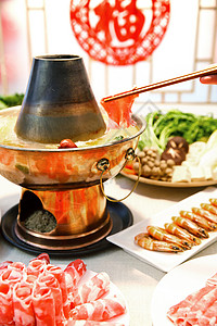 手抓筷子元素金属铜锅与丰富的食材背景