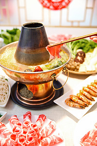 水蒸汽黑金属火锅与食材背景