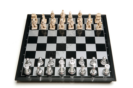 黑色兵马俑寓意中欧在国际象棋下的对弈背景