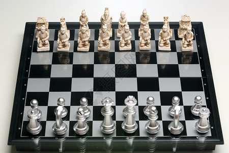 黑色兵马俑寓意中欧在国际象棋下的对弈背景