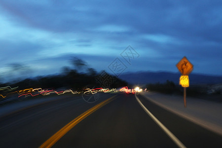 限速行驶标志交通交通工具弯曲的道路背景