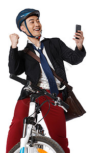 英俊青年男人骑自行车打电话图片