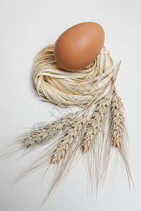 弯曲的绿色食品挂面麦穗鸡蛋背景图片