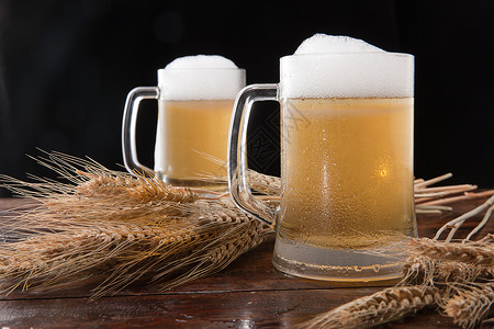 桌子玻璃杯透明静物啤酒麦穗高清图片