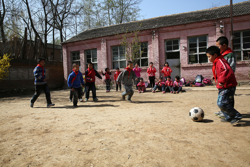 乡村小学生在学校里踢足球图片