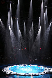蓝色发光效果表演电灯蓝色剧院内舞台与灯光背景