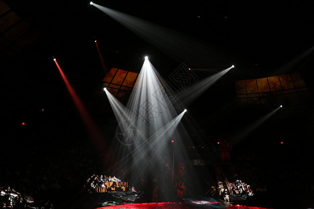 大量人群摄影娱乐建筑剧院内舞台与灯光高清图片