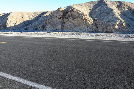 死亡谷国家公园荒芜高速公路山脉汽车广告背景图背景