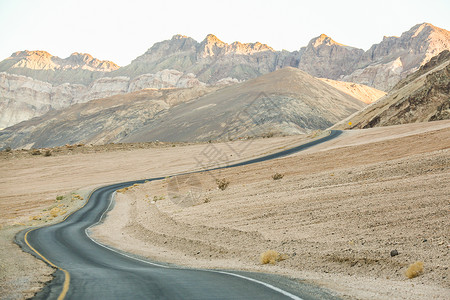 前进的道路低视角极端地形汽车广告背景图图片