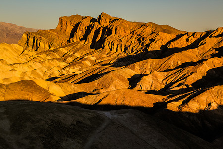 圆圆黄色大太阳岩石大盆地沙漠美国谷公园背景