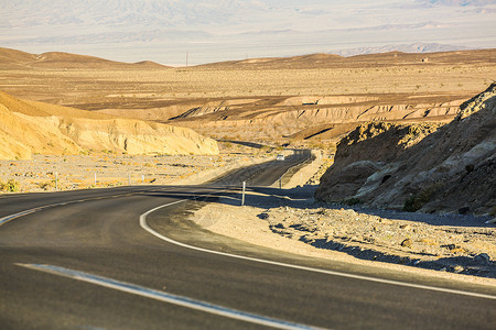 蜿蜒起伏高速公路自然景观谷汽车广告背景图背景