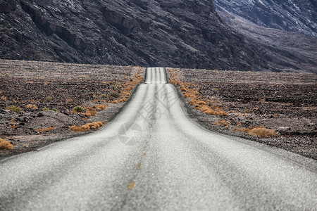 前进的道路空旷非凡的汽车广告背景图背景图片