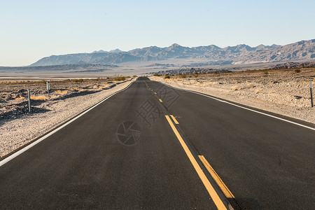 贫瘠沙漠蓝天地面户外汽车广告背景图背景
