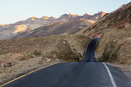 旅游方向标志偏远的道路汽车广告背景图背景