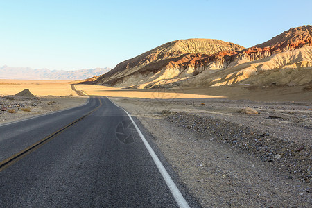 西部荒野偏远的道路汽车广告背景图背景