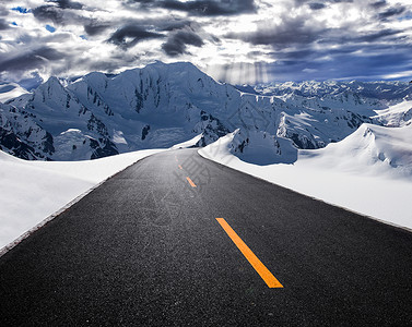 雪山上的公路高清图片