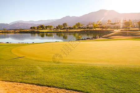 高尔夫球旗水平构图空旷天空高尔夫球场背景