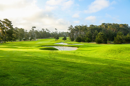 草坪天空美景高尔夫球场高清图片