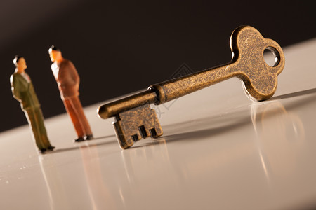 黑色钥匙创造力钥匙与商务人士小雕像背景