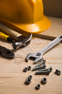 木钉子建筑业安全帽与工具背景