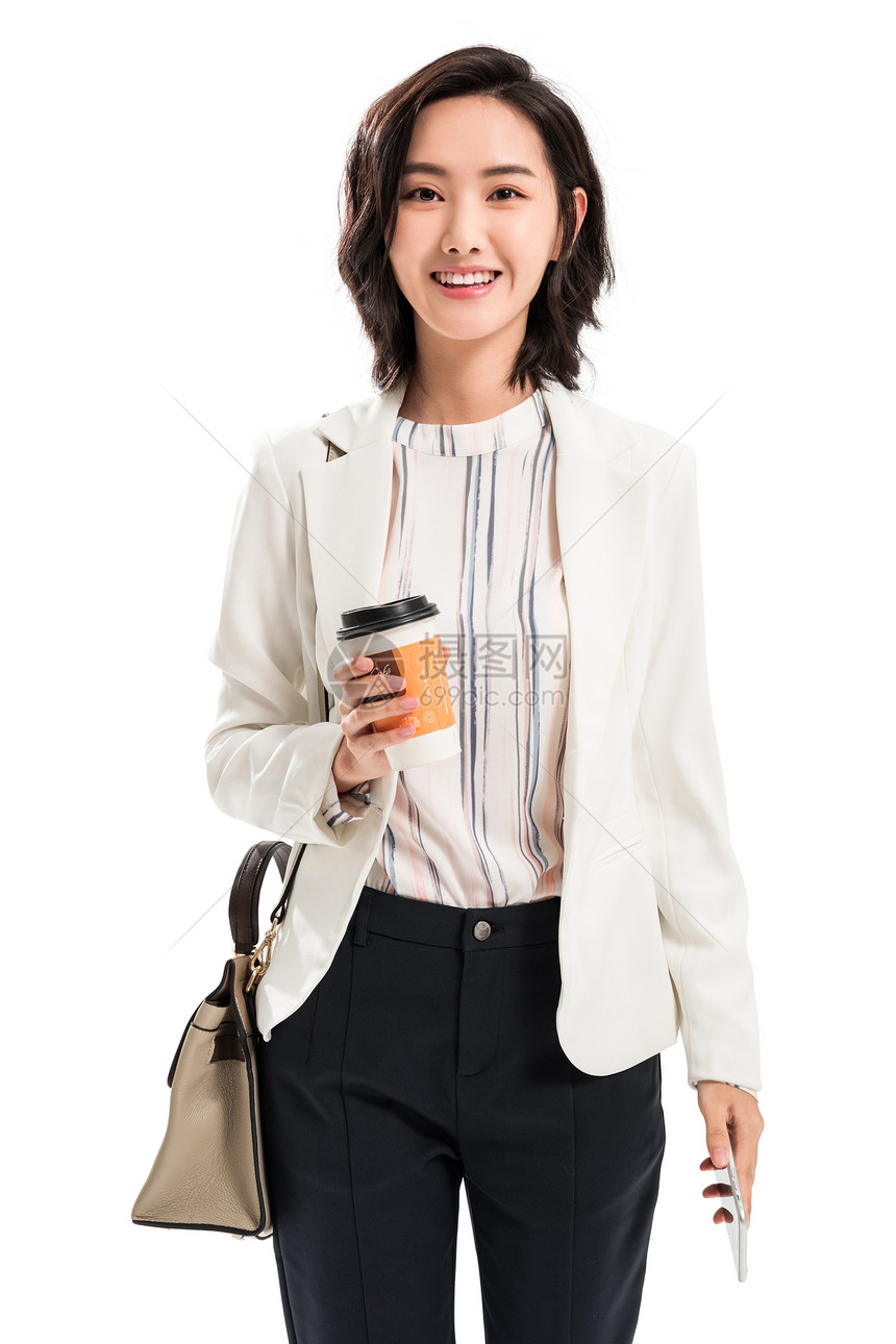拿着咖啡杯的年轻商务女士图片