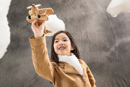 快乐女孩拿着飞机模型图片