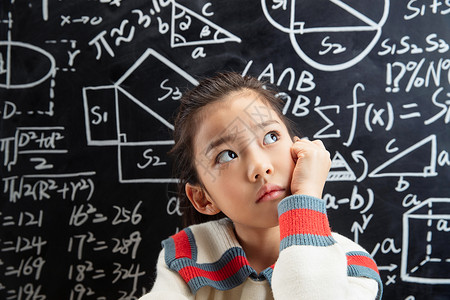 数学符号黑板前小学女生在思考背景