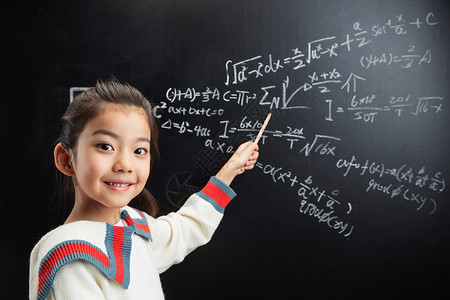 我上小学素材小女孩指着黑板上的数学题背景