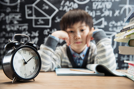 小学课本素材面无表情挫败的小学男生背景