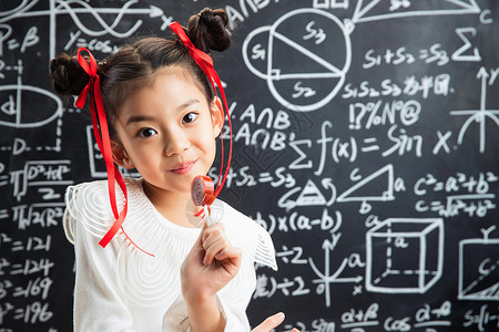 数学小棒素材哪吒造型小女孩站在黑板前背景