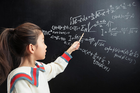 数学题黑板表现积极小女孩指着黑板上的数学题背景