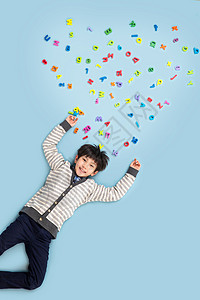 斑马线条纹数字快乐的男孩和数字字母背景