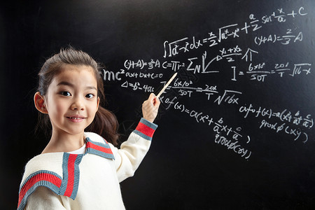 小女孩指着黑板上的数学题高清图片
