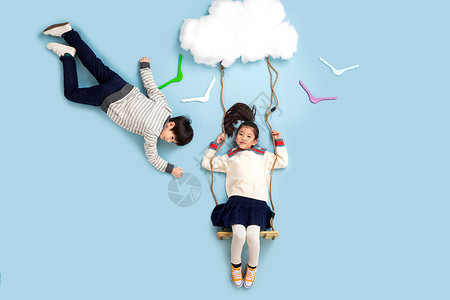 可爱的快乐儿童在云彩上荡秋千高清图片