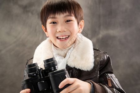 拿着望远镜的快乐男孩图片